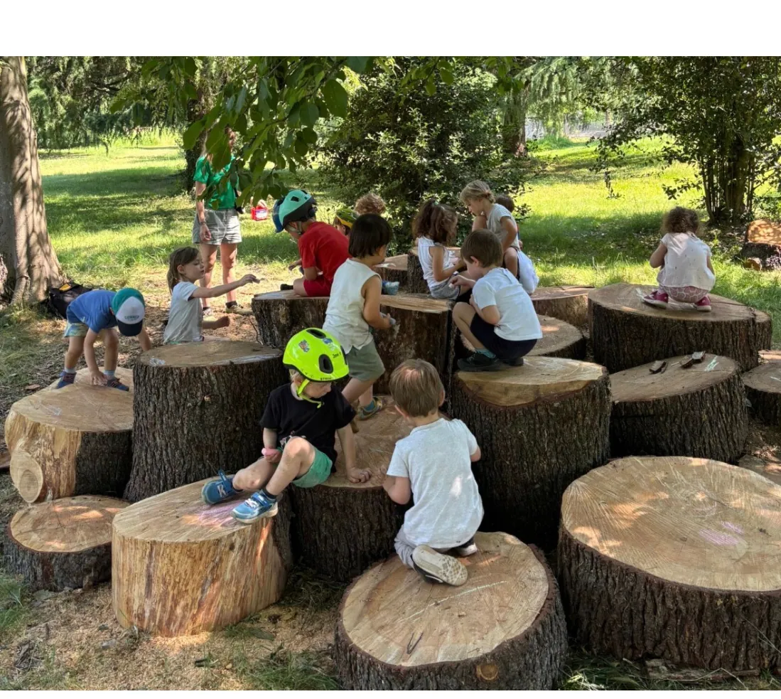 Bambini impegnati in attività all'aperto nel bosco
